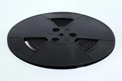 Schwarze Spule mit gewickeltem Material, die für die Verwendung in Dichtungsanwendungen geeignet ist. Die Marke Bosch ist an der Oberseite der Spule zu erkennen.